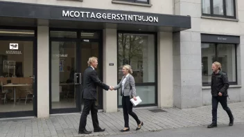 Et bilde av en bygning med en skilt som sier 'Mottagerinstitusjon' på norsk, med en koffert full av penger og en person som håndhilser med noen i bakgrunnen.