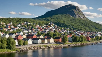 En pittoresk norsk by med et fleskeberget i bakgrunnen.