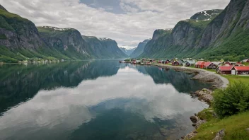 Et pittoreskt fjord i Norge med en liten landsby i bakgrunnen