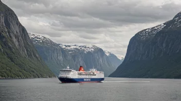 En ferge som seiler over en fjord i Norge.