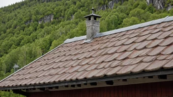 Et tradisjonelt norsk hus med en lokal takstein, som viser den unike arkitektoniske stilen og tilpasningen til omgivelsene.