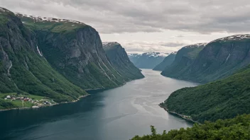 En malerisk burfjord i Norge, omgitt av bratte bakker og med dype vann.