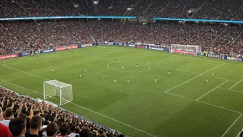 En fotballbane med et stadion i bakgrunnen.