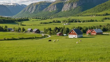 Et idyllisk norsk landskap med en gård og åkre med korn og husdyr.