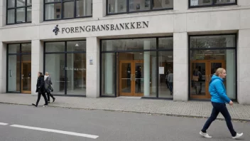 En samfunnsdrevet bank med en skilt som leser 'Foreningsbanken' på norsk.