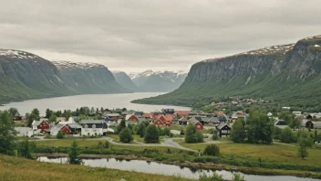 Et fredelig norsk landskap med en liten landsby eller by i bakgrunnen.