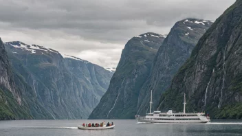 En sightseeingbåt i en fjord, med turister om bord