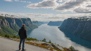 En person fra Vestlandet, med et naturskjønt fjordlandskap i bakgrunnen.