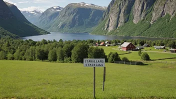 En malerisk utsikt over en norsk gård eller plass med navnet Stangelands