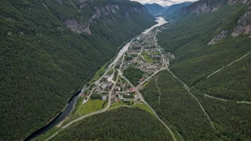 Rjukan, en sjarmerende by i Telemark, Norge, liggende i en dal omgitt av fjell og vann.