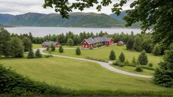 Et pittoreskt norsk gårdsbruk eller eiendom med en stor hage eller park