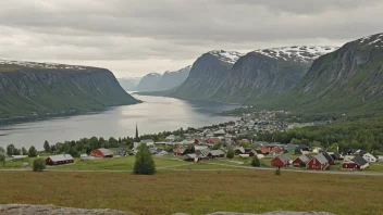 Et idyllisk norsk landskap med en liten landsby eller by i bakgrunnen.