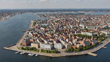 Flyfoto av Helsingborg, Sverige, med byens vannfront og bygninger synlige.