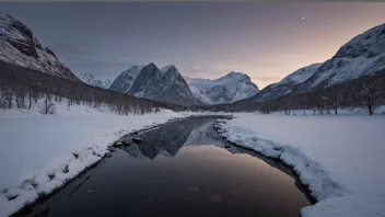 Et vinterlandskap i Norge med kort dag og lang natt.