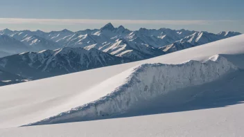 En snøfokk, også kjent som en snøbank, dannet av vinden, med et fjellandskap i bakgrunnen.