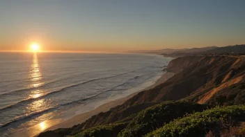 En vakker utsikt over Californias kyst med solnedgang over Stillehavet.