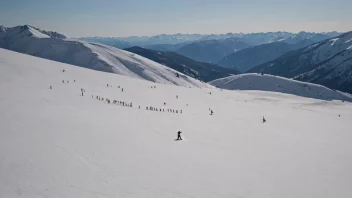 Et snøfelt i fjellet med mennesker som skiløper og snowboarder.