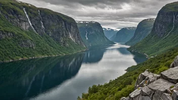 Et naturskjønt landskap av en fjord i Vest-Norge.