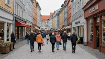 En travel gågate i Norge med mennesker som går og handler