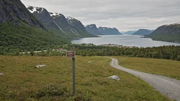 Et fredelig landskap i Norge med en skilt som viser beliggenheten til Eiknes.