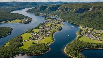 En naturskjønn by omgitt av frodige skoger og rolige vann.