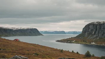 Et fredelig norsk landskap med en bygning eller en person i bakgrunnen