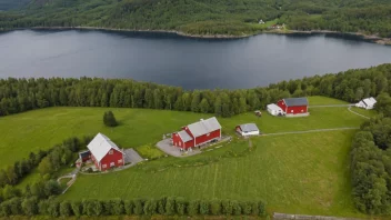 En norsk gård med et rødt fjøs og et hvitt hus