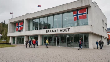 Bygningen til Språkrådet i Norge, med mennesker og norske flagg.