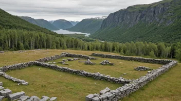 Et fredelig landskap med rester etter gamle bygninger i Norge.