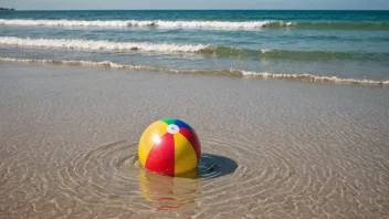 En badeball som flyter på vannet, med en solfylt strand i bakgrunnen