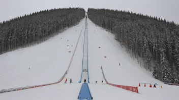 En stor skihoppbakke med en tradisjonell norsk skihoppingkonkurranse i gang.