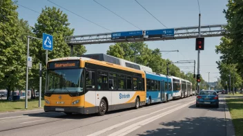 Et bilde som viser et overgangspunkt mellom en buss og et tog med et tydelig skilt som indikerer skysskiftet.