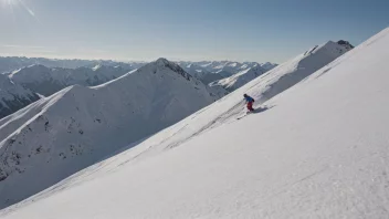 En person som glider på ski ned en snødekt fjell med et stort smil på ansiktet