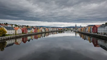 Nidelva-elven renner gjennom Trondheim, med byens bygninger og trær langs breddene.