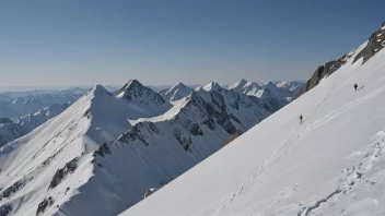 En fjellrygg med bratte sider og en smal topp, med noen fjellklatrere og skiløpere i bakgrunnen.