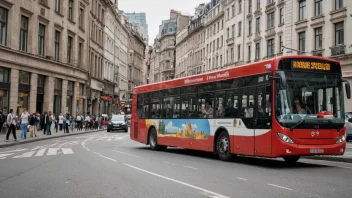 En sightseeingbuss kjører gjennom en by med turister