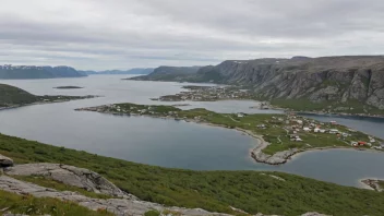 En malerisk øy med en liten landsby og en kirke, omgitt av fjorder og fjell