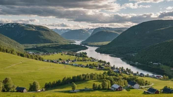 Et naturskjønt landskap av Åsestranda med åser og jordbruksland