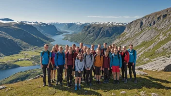 En gruppe elever og lærere fra en norsk friluftsskole på tur i fjellet.