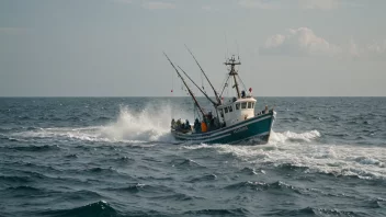 En fiskebåt på havet, med fiskere som haler inn en stor fangst av fisk.