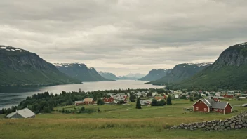 Et fredelig norsk landskap med en liten bosetning i det fjerne.