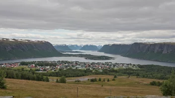 Et idyllisk og malerisk norsk landskap med en liten bosetning i bakgrunnen, med navnet 'Eikemo' på en skilt eller markør.