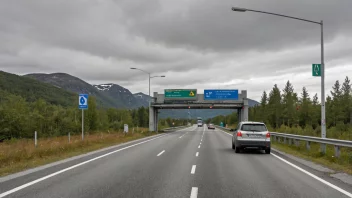 En bomstasjon på en norsk vei med et skilt som viser bomsatsen