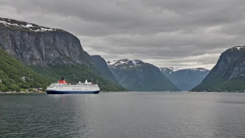 En ferge drevet av et norsk fergeselskap seiler gjennom en fjord.