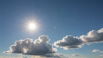 Et fredelig landskap med en klar blå himmel og noen hvite skyer, som fanger essensen av en solrik dag med en subtil varm glød.