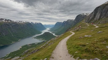 Et malerisk landskap av et Veiteberg i Norge, med en svingete sti og frodig vegetasjon.