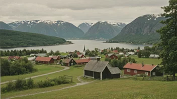 Et idyllisk norsk landskap med en liten landsby eller gård i bakgrunnen.