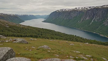 Et idyllisk norsk landskap med en skilt eller et kart som viser geografiske området Sørli