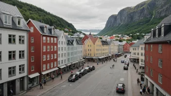 En vakker og naturskjønn utsikt over en norsk by med en blanding av gamle og nye bygninger.