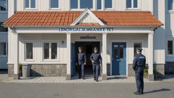 Et bilde av en norsk politistasjon med en skilt som leser 'Lensmannsetatet' og polititjenestemenn i uniform